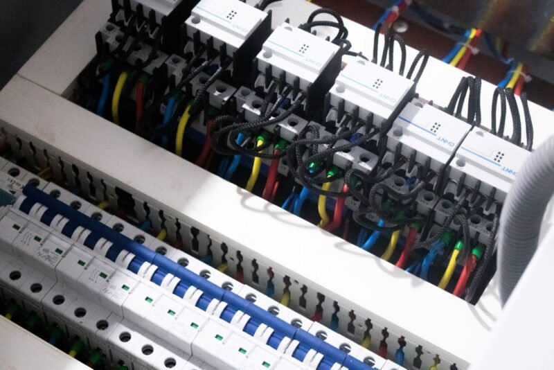 CABOS, DISJUNTORES, SENSORES, FICHAS, TOMADAS, LIGADORES, VENTILAÇÃO, SUPORTES LÂMPADAS